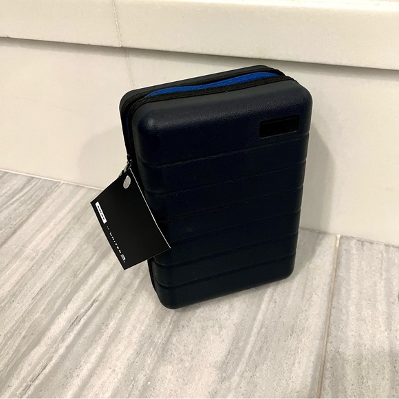 United Polaris Flight Away Travel Toiletry Amenities Kit - Picture 9 of 13